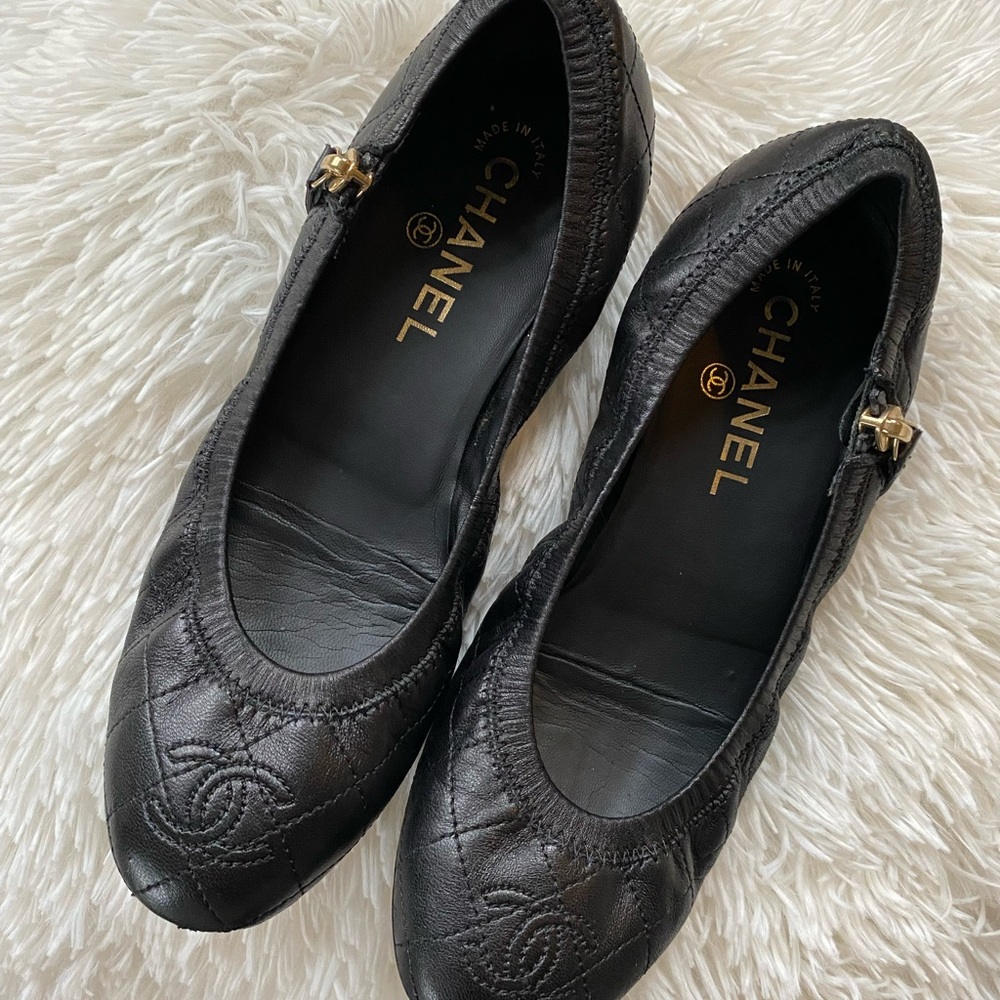 CHANEL Black Quilted CC Ballet Flats with Gold Hardware